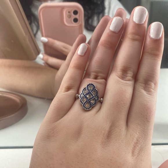 Size 9 ring - Picture 2 of 3